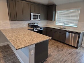 Building Photo - 105 Riverhill Dr