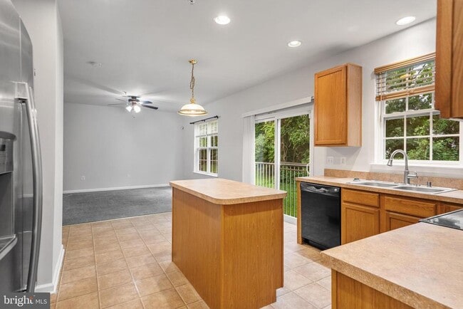 Building Photo - 21375 Lookout Dr