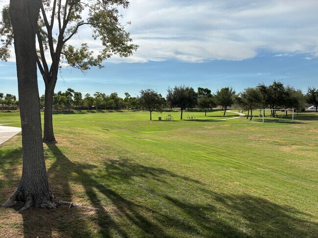 Building Photo - **BEAUTIFUL 3BEDROOM/2BATHROOM HOME LOCATE...