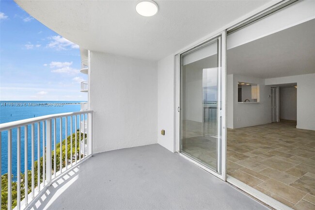 Building Photo - 1420 Brickell Bay Dr