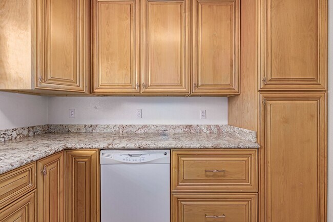 Building Photo - Beautiful 2 bedroom 2 bathroom first floor...