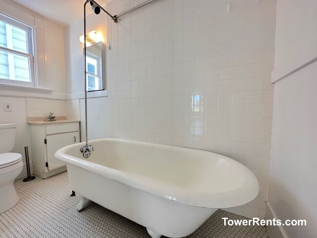 Building Photo - 38A Sharon St