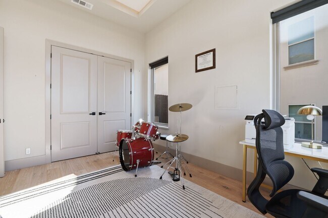 Building Photo - 3813 Calverhall Way