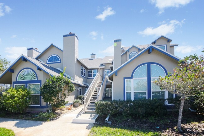 Primary Photo - Remodeled beach condo steps away from the ...