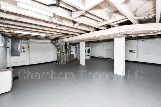 Building Photo - 802 N Daniel St