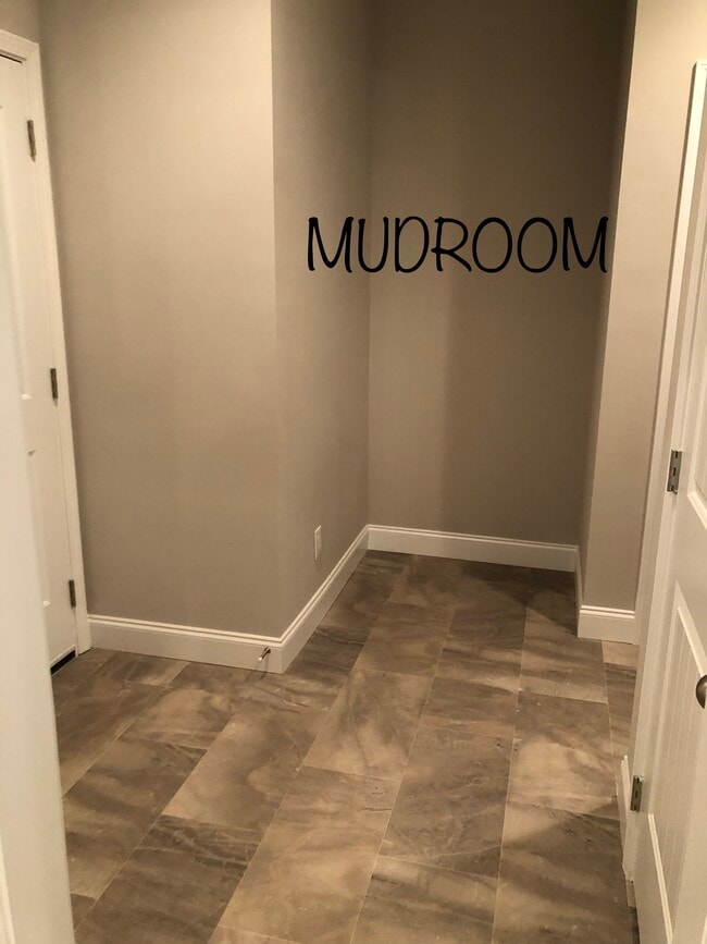 Building Photo - 8117 River House Rd