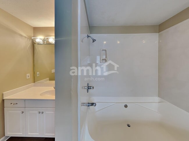 Building Photo - 3744 Henricks Hill Dr