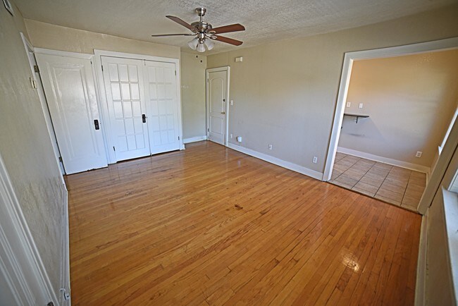 Building Photo - 902 E 39th ST