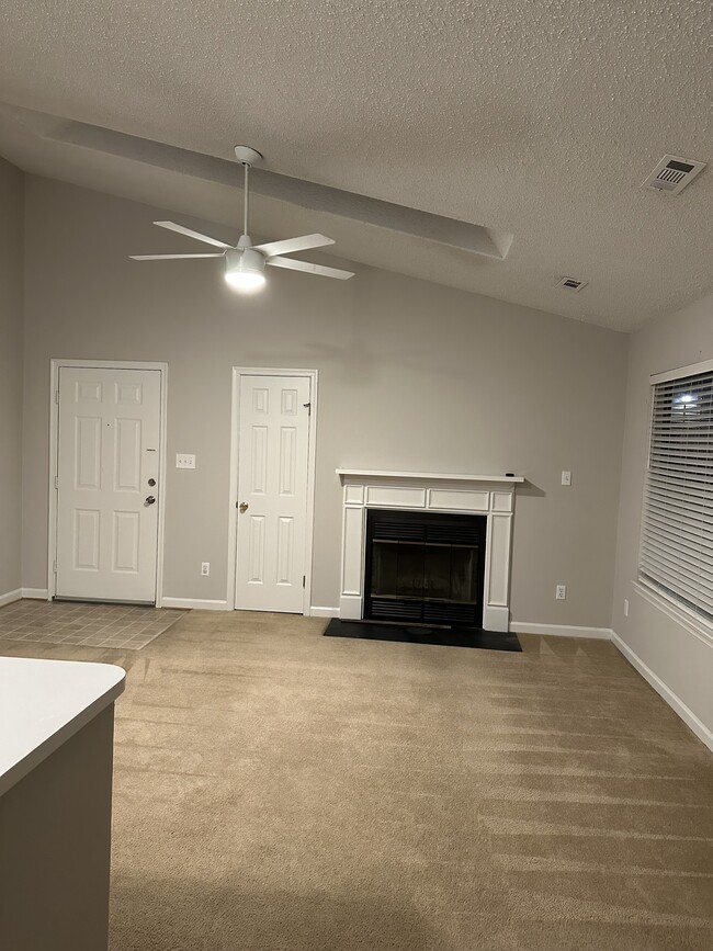Building Photo - 220 Lantana Ln