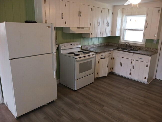 Building Photo - Walk to the Beach! Unfurnished, 2 Bedroom,...