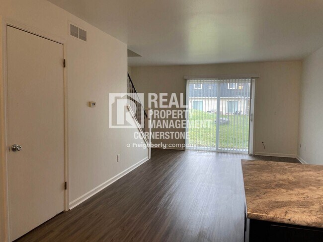 Building Photo - Updated & Inviting 2-Bedroom Townhome in Q...