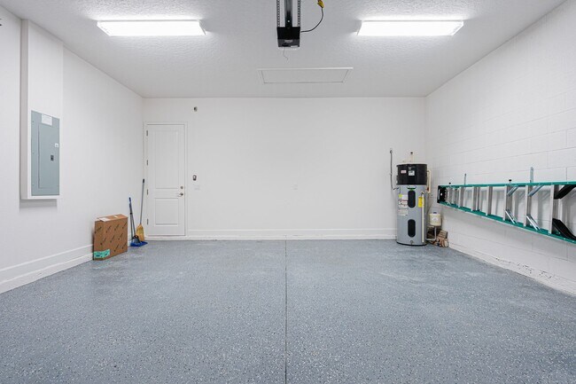 Building Photo - Luxurious 3-Bedroom Home Backing to a Natu...
