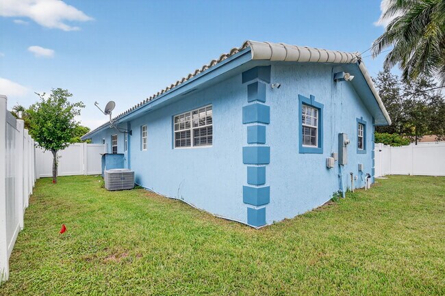 Building Photo - 601 SW 5th Ave