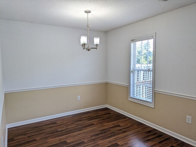 Building Photo - Great Mooresville Location!