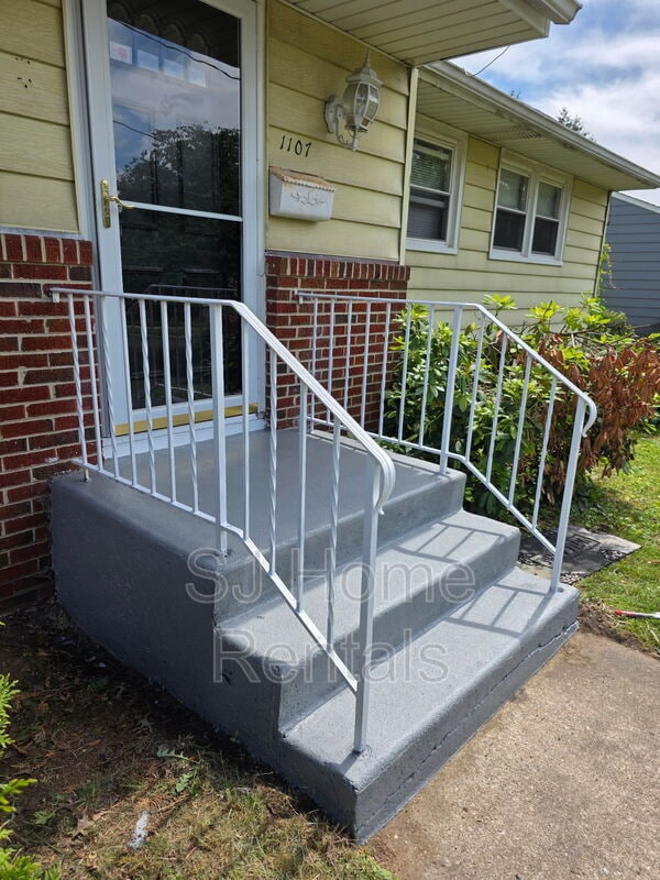 Building Photo - 1107 Hickory St