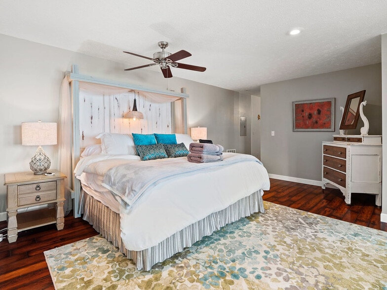 Building Photo - 6209 Oakwood Beach Dr