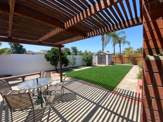 Building Photo - 3 Bedroom Home - Centrally Located with So...