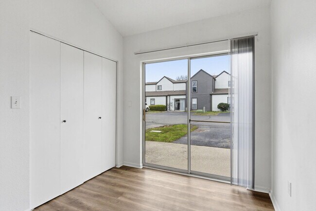 Building Photo - 1447 E Oakwood Ln