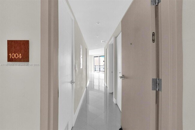 Building Photo - 1010 SW 2nd Ave