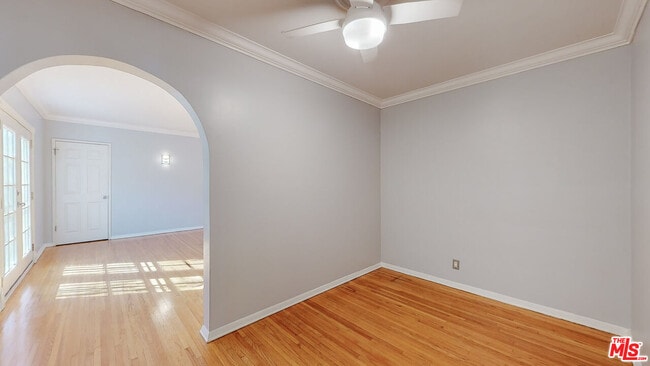 Building Photo - 432 S Doheny Dr