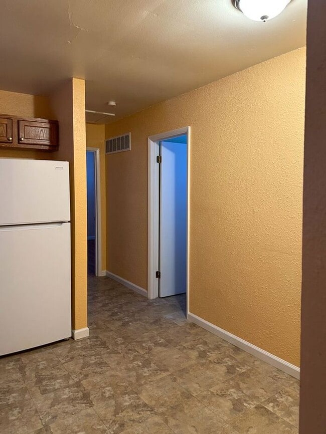 Building Photo - Cozy 2-Bedroom Home with Hardwood Floors N...