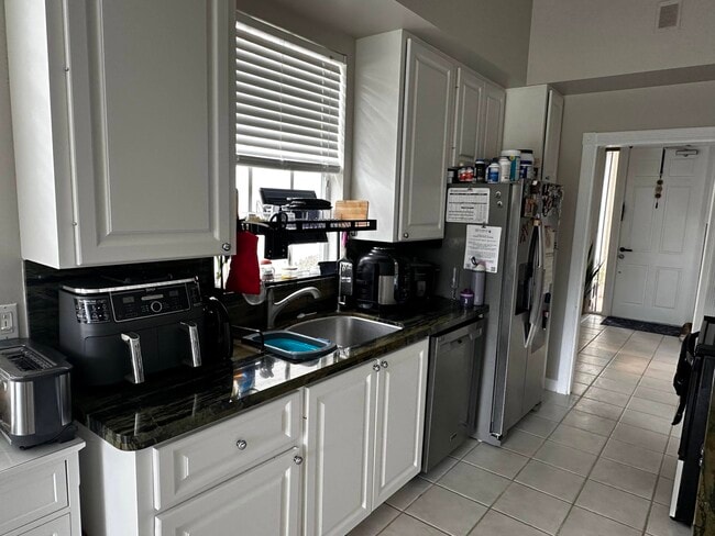 Building Photo - 2023 Valencia Dr