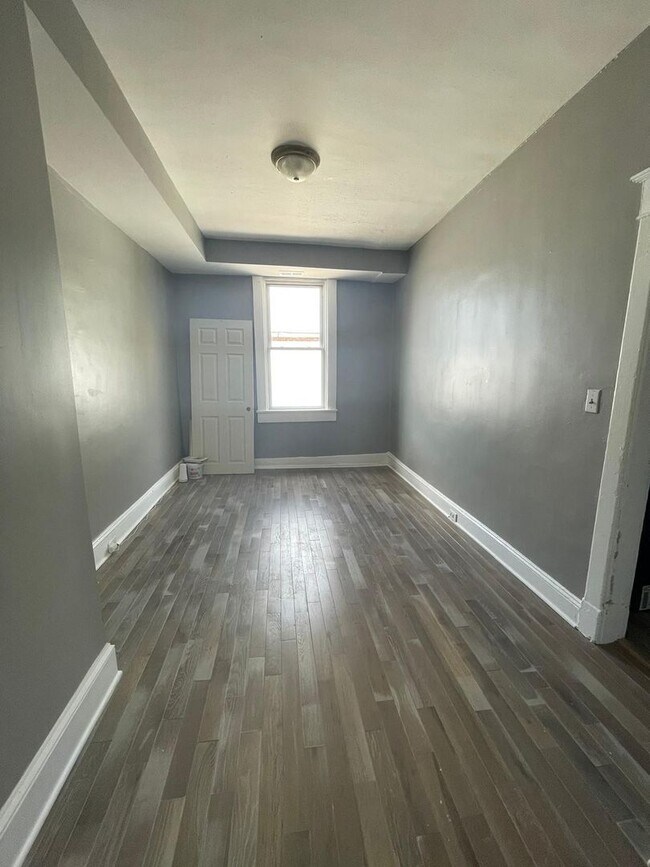 Building Photo - 2 Bedroom + Den Home with Porch, Fenced Yard, and Water Included on Barclay Street