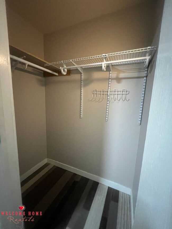 Building Photo - Remodeled rambler, no carpet, with HUGE fenced yard!!