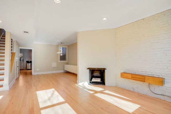 Building Photo - Sleek Kingman Park Abode!