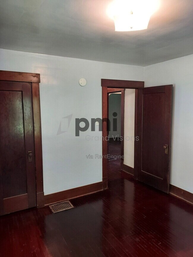 Building Photo - 853 N College St