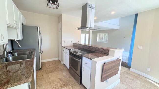 Building Photo - La Costa 2 bedroom Just Minutes from the B...