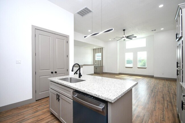 Building Photo - 5901 Crest Ct