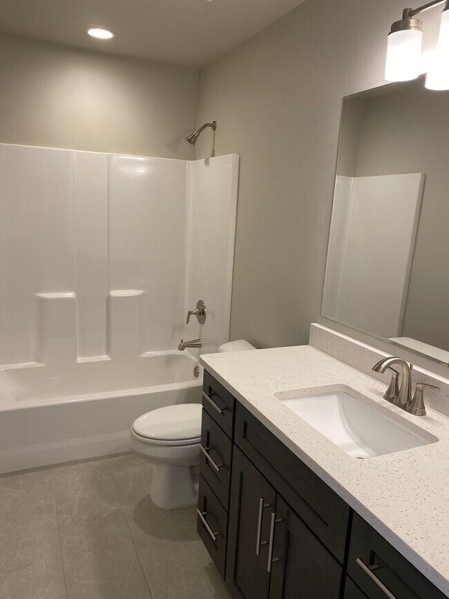 Building Photo - Red Mountain Vista Town Home, End Unit