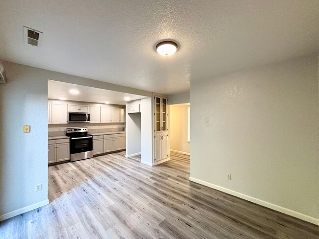 Building Photo - N. Merced: $2279 4 bedroom 2.5 bath home n...