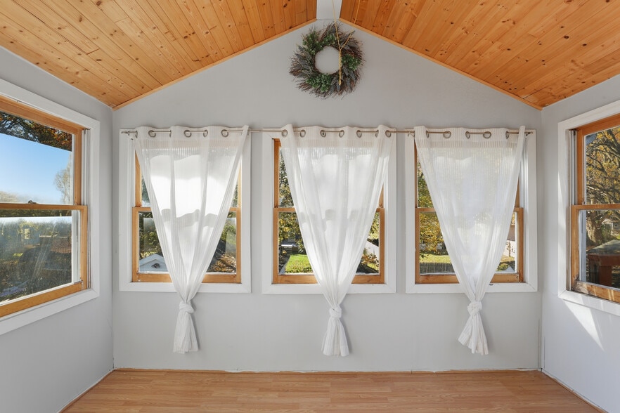 Sunroom - 216 W William St