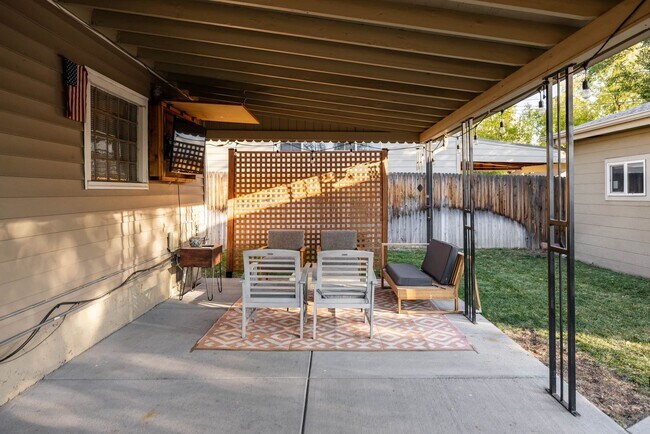 Building Photo - Barnum 3BD, 2BA Home with Fenced Back Yard...
