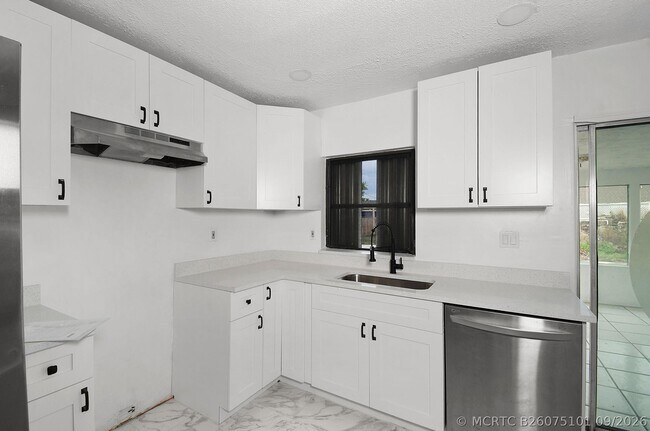 Building Photo - 325 NW Rebecca Ave