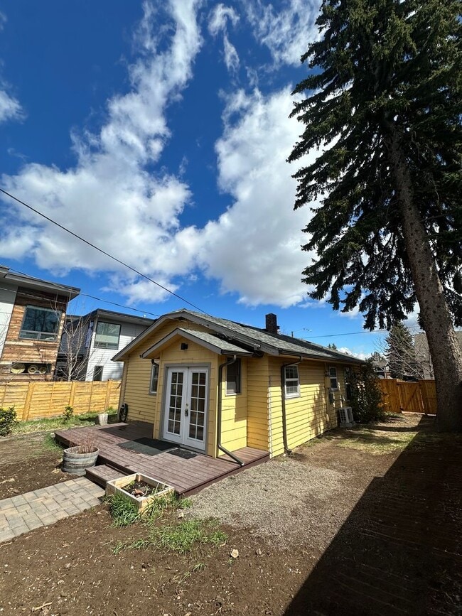 Building Photo - Charming 2 Bed / 2 Bath Home in Prime Westside Bend Location