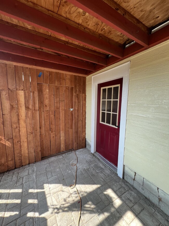 Covered porch - 2330 Effie St