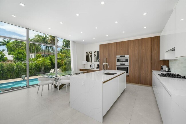 Building Photo - West 47th Street, Miami Beach, FL 33140 - 5 BR 5 BA single-family home