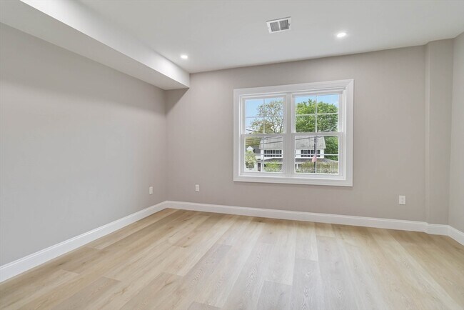 Building Photo - 192 Main St