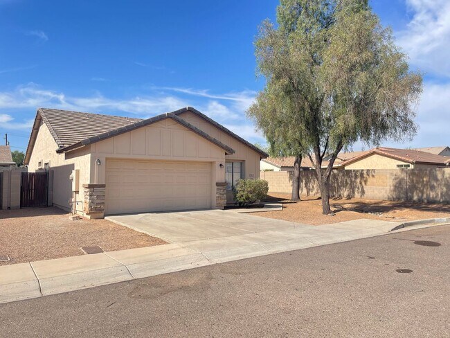 Building Photo - Fresh paint 3 Bedroom, 2 baths very low maintenance home