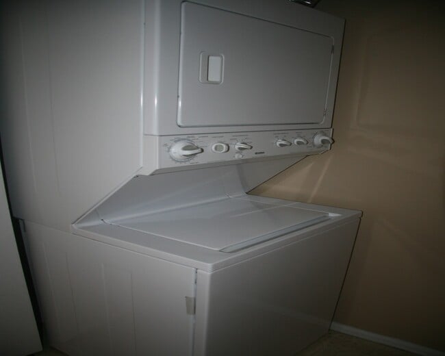 Building Photo - Charming 2 Bedroom Second Story Condo with easy access to everything!