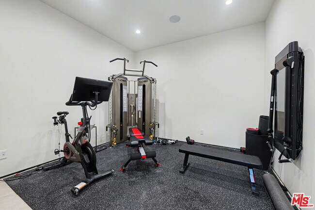 Building Photo - 418 N Sweetzer Ave