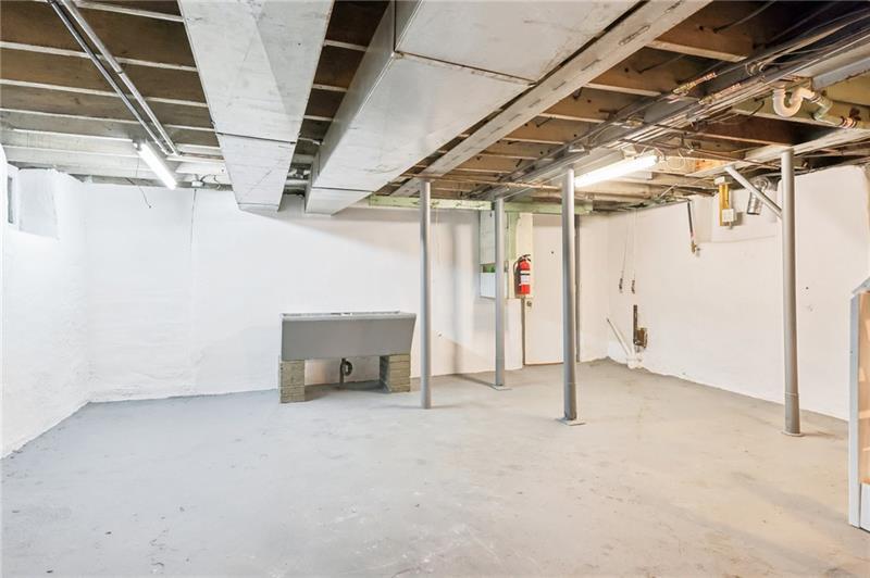 Building Photo - 328 James St