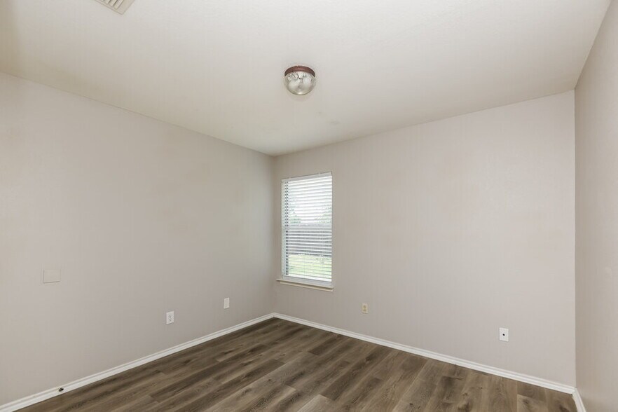 Building Photo - 1345 Meadowbrook Ln
