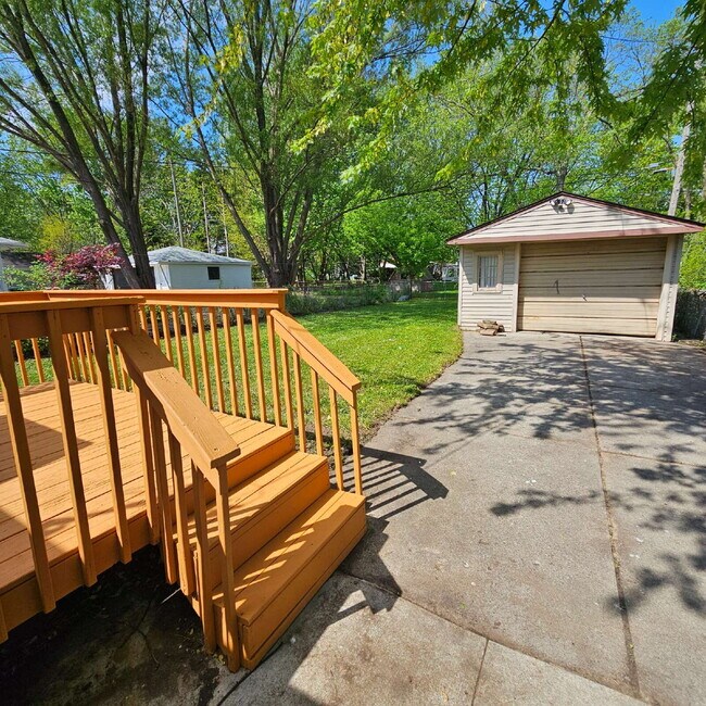 Building Photo - 2-Bedroom Ranch, Spacious Living Room, New Flooring, Kitchen with All Appliances, Laundry