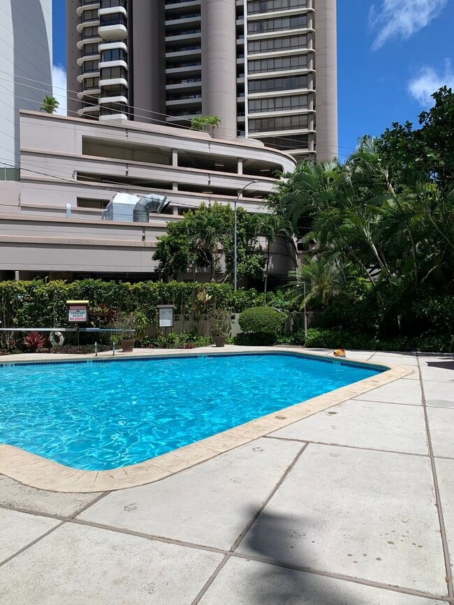 Building Photo - Fully Furnished. Updated. Waikiki (No parking)