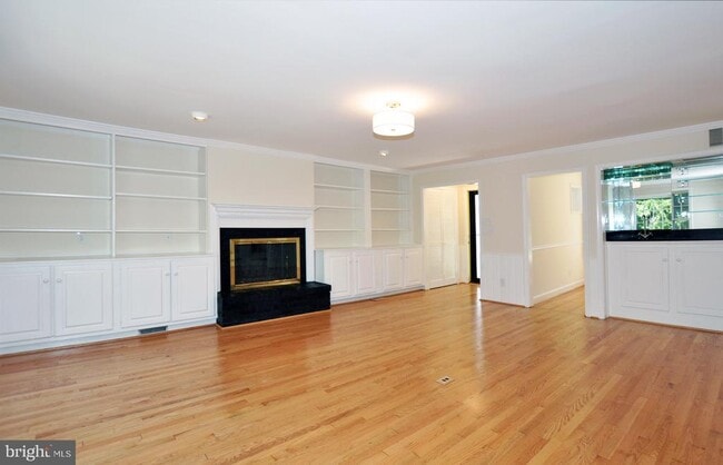 Building Photo - 6003 Woodacres Dr