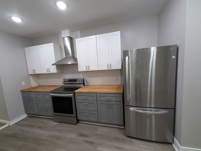 Building Photo - Gorgeous Home - Carroll Park